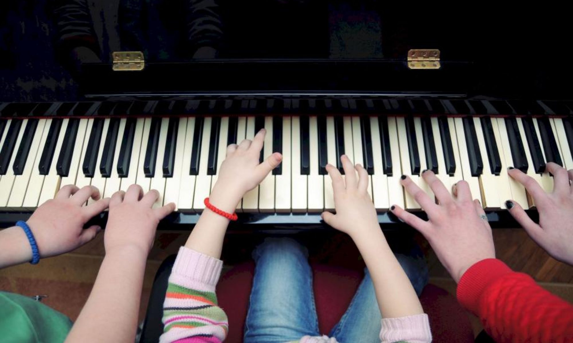 Уроки игры н. Уроки игры на фортепиано. Фортепиано кружок. Фортепиано для детей. Игра на фортепиано.